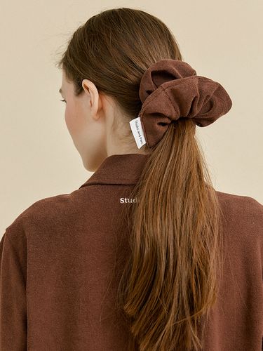 Terry Scrunchie_Brown - Studio & Parc - Modalova