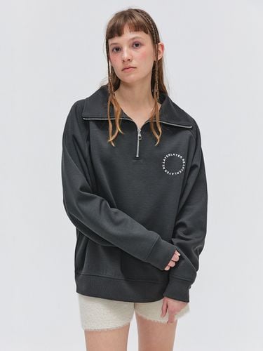 Circle Half Zip-Up Sweatshirt _ - EZIO - Modalova