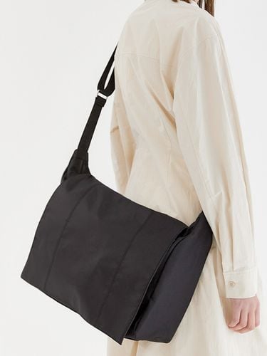 Vertical Flap Messenger Bag (Black) - HY-PHEN - Modalova