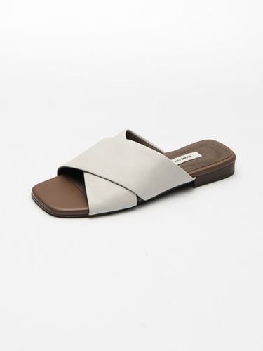 Nelly Slide Slippers_Cloud White / Camel Brown - SEONG YUN JOO - Modalova