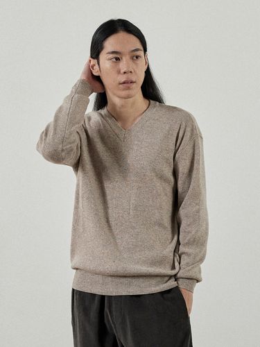 Cash Semi V-Neck Knit Sweater _ - Analogmood - Modalova