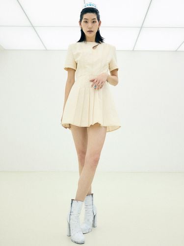 Cut-out Pleated Mini Dress (Cream) - HAE BY HAEKIM - Modalova