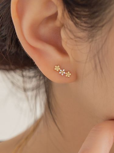 CZ Flower Earrings #ES27_ Gold - LUNNE - Modalova