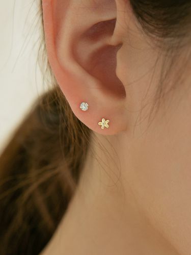 Mini Cutting Flower Earrings #ES21_ Gold - LUNNE - Modalova