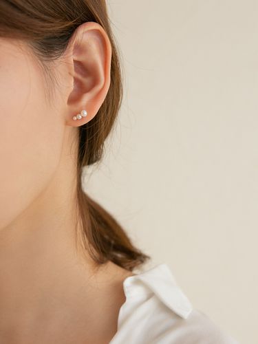 Flat 3 Layered Pearl Earrings#ES08 - LUNNE - Modalova