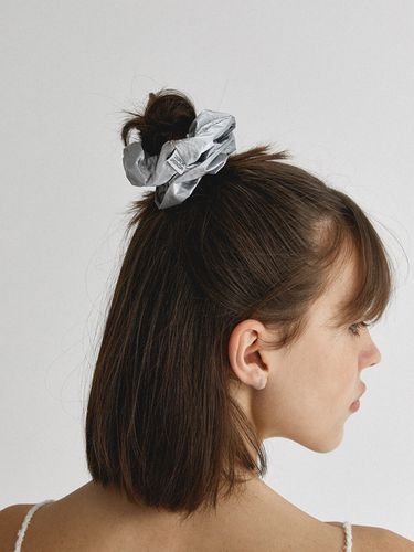 Gloss Scrunchie_Silver - MIDNIGHT MOMENT - Modalova