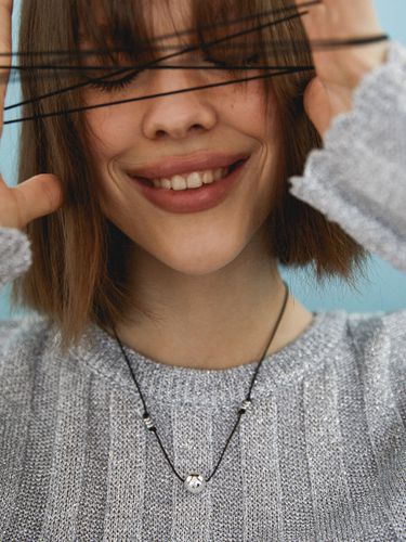 Pierce Ball String Necklace_Black - MIDNIGHT MOMENT - Modalova