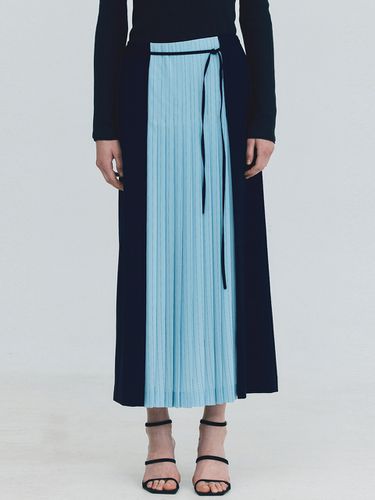 Coloration Pleats Skirt _ Navy - WNDERKAMMER - Modalova