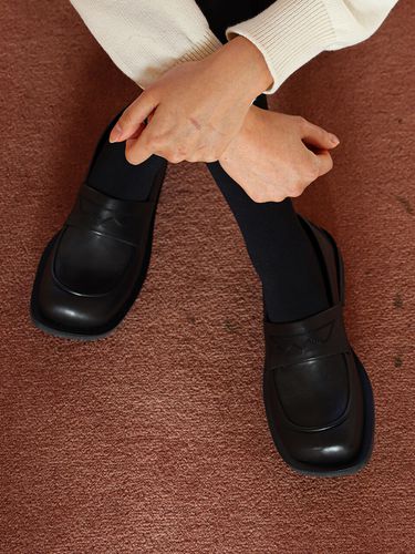 Penny Loafer_Black - MOL:pin - Modalova