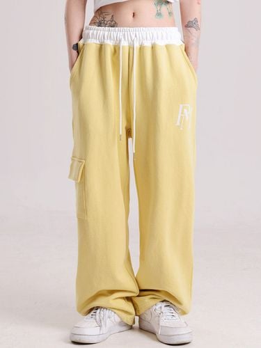 Official Cargo Sweatpants _ Yellow - PIECEMAKER - Modalova