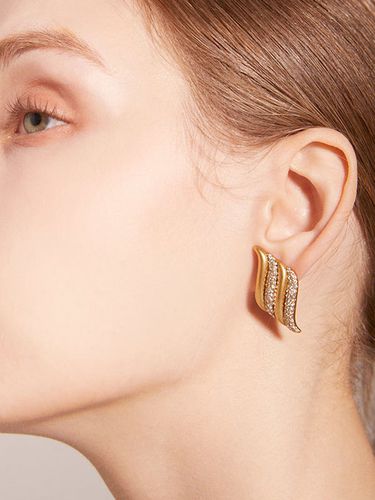 Kate Wave Stud Earring - TANI by MINETANI - Modalova