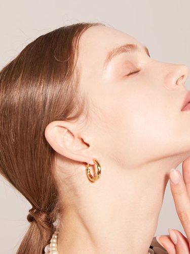 Mia Twig Hoop Earrings - TANI by MINETANI - Modalova