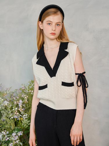 Double Collar Cable Knit Vest - VITALSIGN - Modalova