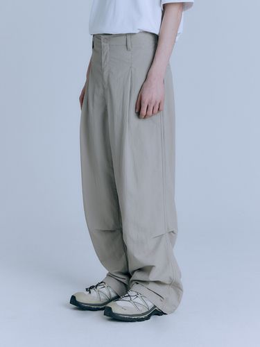 Nylon One Tuck Banding Trousers () - AREUBAN - Modalova