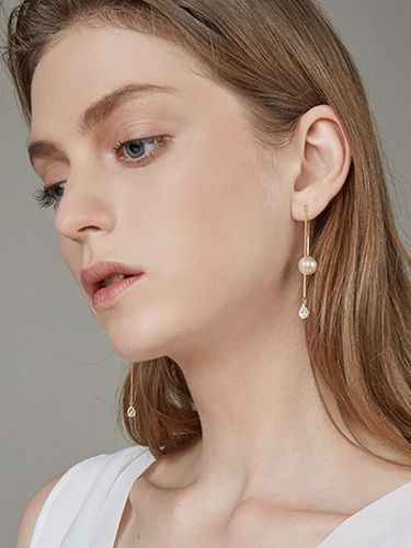 Timeless Chain Earring_Pear cut - TANI by MINETANI - Modalova