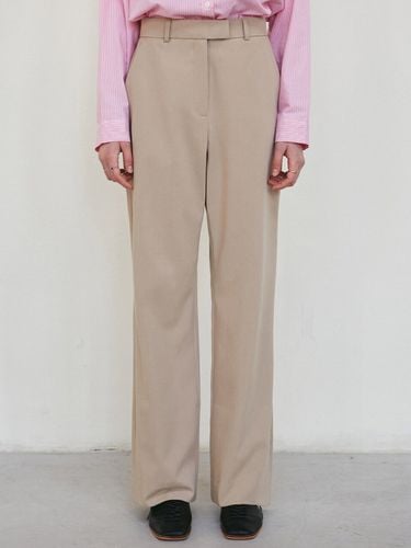 Modern Semi Bootcut Slacks_Beige - NICK&NICOLE - Modalova