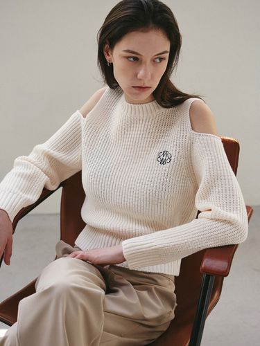 Signature Cut Out Crew Neck Knit_Cream - NICK&NICOLE - Modalova