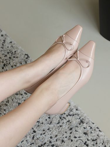 Signature Ribbon Flat Shoes _ Tone-on-tone - LOVEDEWY - Modalova