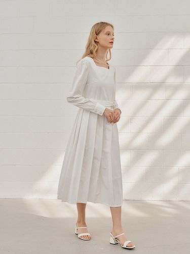 Pleated Square Neck Dress _White - YUPPE - Modalova