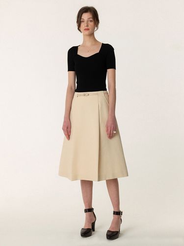 Minimal Pleats Belted Skirt_Vanilla - KINDERSALMON - Modalova