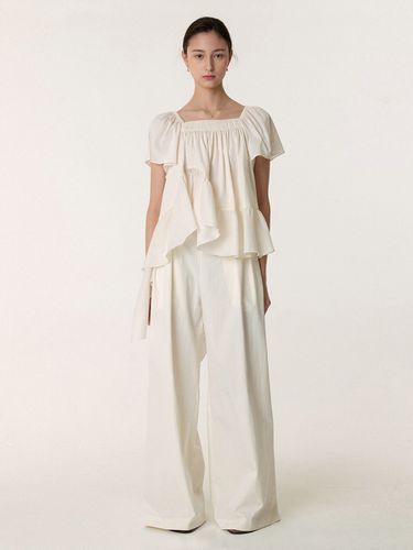 Square Neck Ruffle Blouse_Cream - KINDERSALMON - Modalova