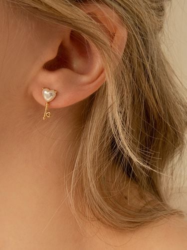 Pearl Love Key Earring - Primaute - Modalova