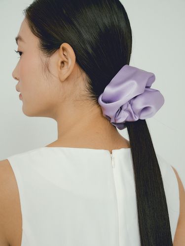 Silk Scrunchie (L)_Lilac Purple - AVVINA PELLE - Modalova