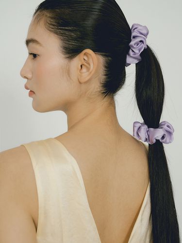 Silk Scrunchie (S)_Lilac Purple - AVVINA PELLE - Modalova