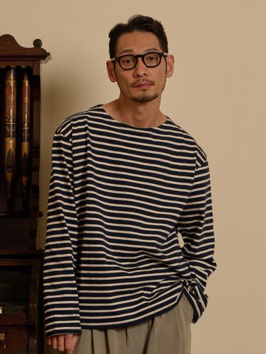 Striped Boat Neck Long Sleeve Tee () - TLEYOUNG - Modalova