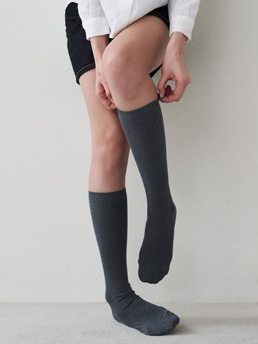 Basic Cotton Keen Socks_ Charcoal - LOEIL - Modalova