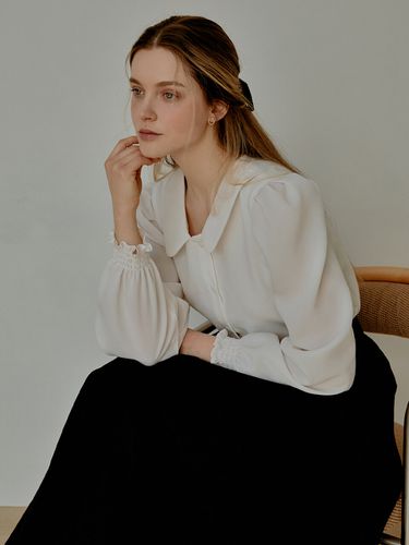 Soppy Round Blouse (White) - RE_L - Modalova