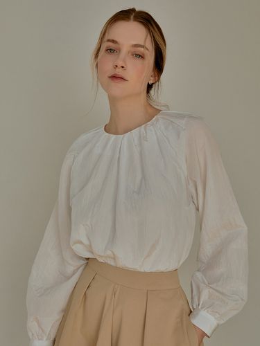 Shy Pintuck Blouse (White) - RE_L - Modalova