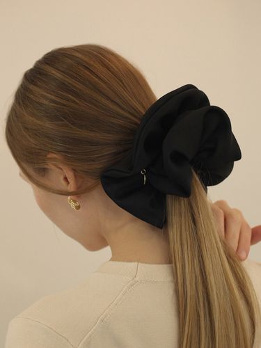 Gold Pendant Silk Scrunchie - HAS - Modalova