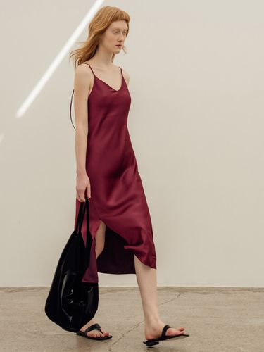 Side Slit Midi Dress_Magenta - REFINED902 - Modalova