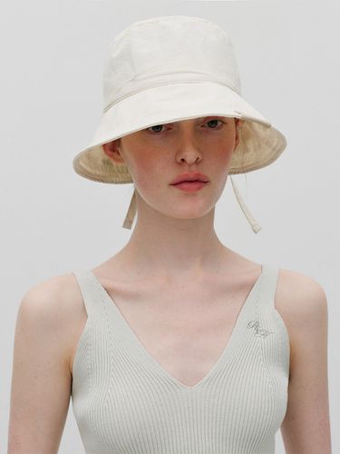 Adjustable Strap Bucket Hat - RE RHEE - Modalova