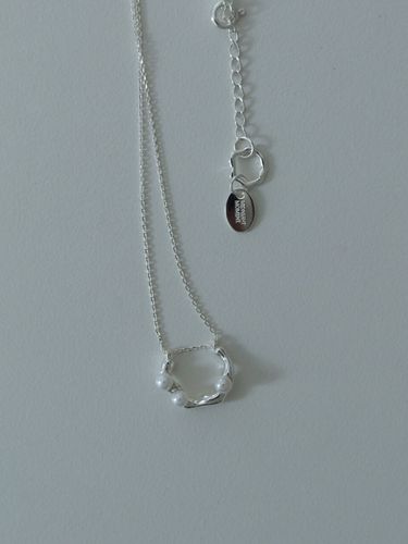 Wavy Pearl Round Necklace - MIDNIGHT MOMENT - Modalova