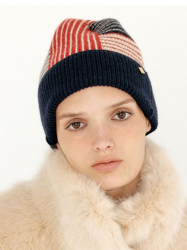 VEENIE Paneled Stripe Beanie - EENK - Modalova