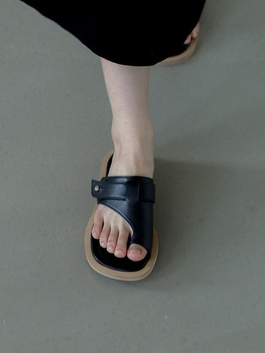 Flip Flop Sandals 23044_ Black - MOL:pin - Modalova