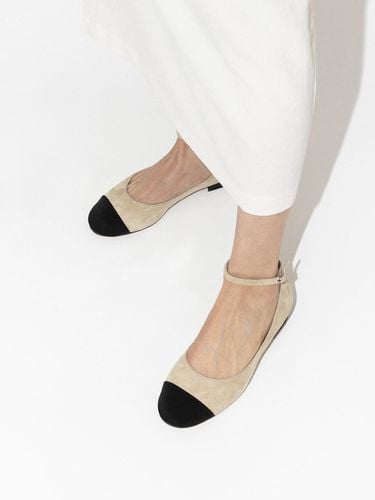 Pita Strap Flat Shoes_Yellow Beige Suede - CHAUSSURE LAPIN - Modalova