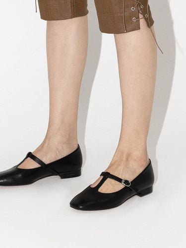 Spelt T-strap Flat Shoes_Black - CHAUSSURE LAPIN - Modalova