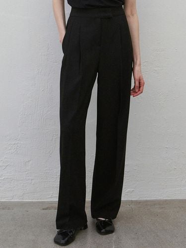 Classic Two Tuck Slacks_Black - NICK&NICOLE - Modalova