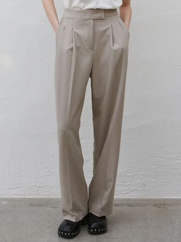 Classic Two Tuck Slacks_Beige - NICK&NICOLE - Modalova