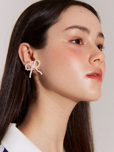 Ribbon Bon Pearl Earring_White - LOTS YOU - Modalova