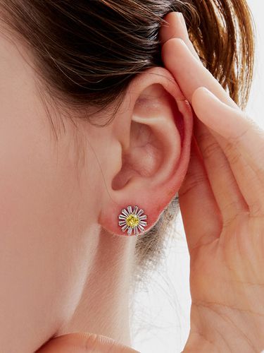 Daisy Flower Color Cubic Earrings ( Silver Post ) - Shertz - Modalova