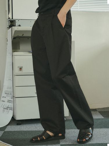 P10004 One Tuck Straight Chino Pants _Black - HALBKREIS LAYOUT - Modalova