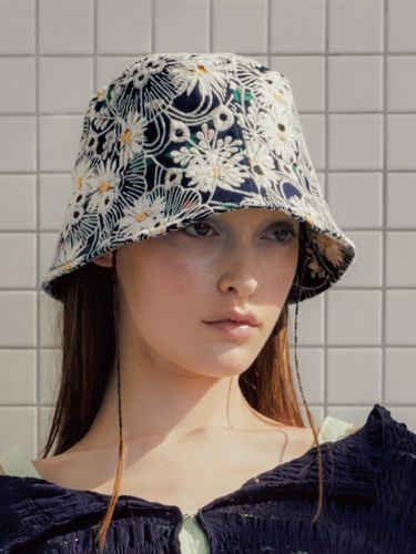 Floral Applique Bucket Hat - poesiedame - Modalova