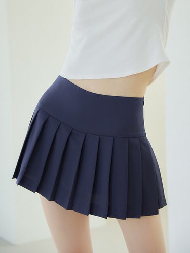 Glossy Pleats Mini Skirt _ Navy - VEM.VER - Modalova