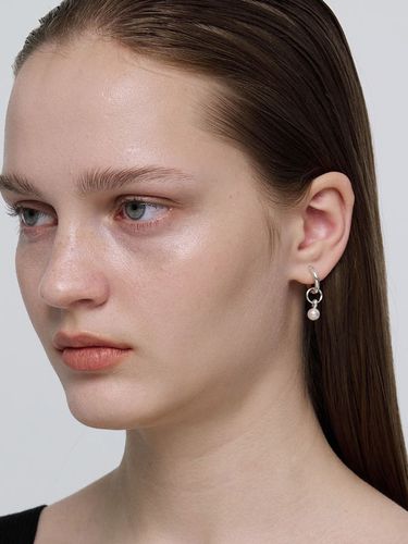 Fleeting Light and Moon Earrings - MONDAY EDITION - Modalova