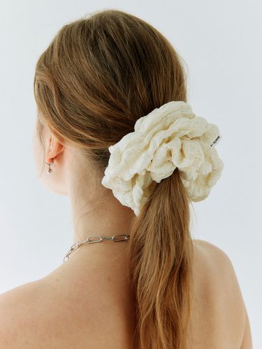 Embossed Scrunchie_Cream - pearlymore - Modalova