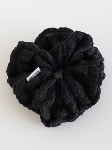 Embossed Scrunchie_Black - pearlymore - Modalova